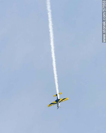 Avión Tucano de la Escuadrilha da Fumaça realizando acrobacias aeronáuticas con humo - Departamento de Montevideo - URUGUAY. Foto No. 57553