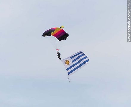 Paracaidistas al comienzo del espectáculo. Bandera uruguaya. - Departamento de Montevideo - URUGUAY. Foto No. 57726