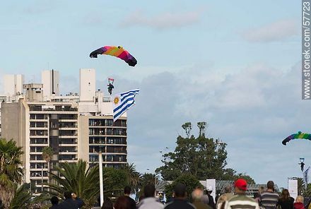 Paracaidistas al comienzo del espectáculo. Bandera uruguaya. - Departamento de Montevideo - URUGUAY. Foto No. 57723