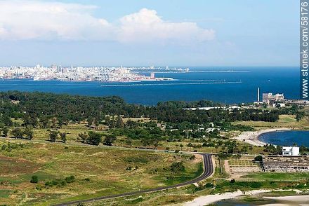 Vista aérea del oeste del Cerro, ex Frigonal, puerto y Punta Carretas - Departamento de Montevideo - URUGUAY. Foto No. 58176