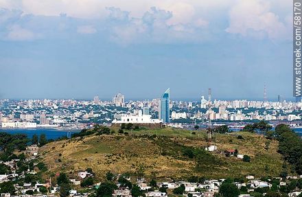 Vista aérea del Cerro, su fortaleza, la bahía y la ciudad de Montevideo - Departamento de Montevideo - URUGUAY. Foto No. 58170