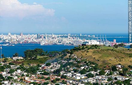 Vista aérea del Cerro, su fortaleza, la bahía y la ciudad de Montevideo. Barrio Casabó. - Departamento de Montevideo - URUGUAY. Foto No. 58158