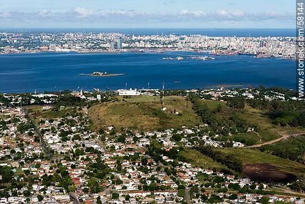 Vista aérea del Barrio Casabó, Cerro, su fortaleza, la bahía y la ciudad de Montevideo - Departamento de Montevideo - URUGUAY. Foto No. 58144