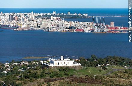 Vista aérea del Cerro, su fortaleza, la bahía y la ciudad de Montevideo - Departamento de Montevideo - URUGUAY. Foto No. 58123