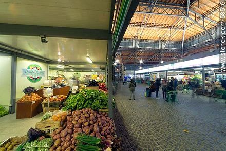 Mercado Agrícola en la noche. Verdulería - Departamento de Montevideo - URUGUAY. Foto No. 58516