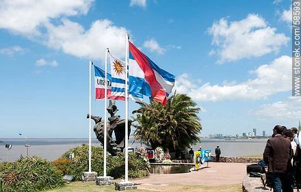 Día de la Armada en  su plaza de Punta Gorda. Banderas nacionales. - Departamento de Montevideo - URUGUAY. Foto No. 58593