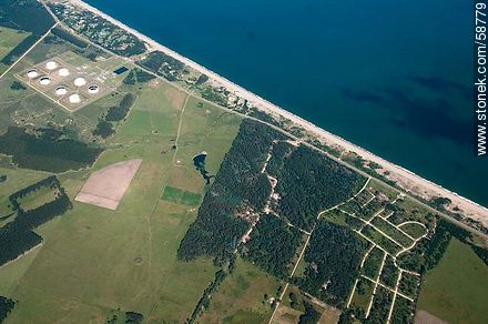 Vista aérea de la Ruta 10 lindera al Océano Atlántico póximo al balneario José Ignacio - Punta del Este y balnearios cercanos - URUGUAY. Foto No. 58779