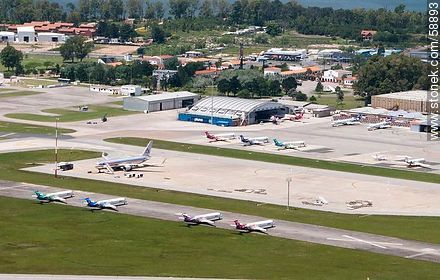 Vista aérea de aviones de Pluna y American Airlines (nov 2012) - Departamento de Canelones - URUGUAY. Foto No. 58893