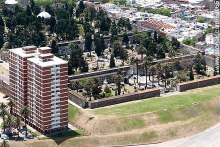 Vista aérea del Cementerio Central - Departamento de Montevideo - URUGUAY. Foto No. 59065