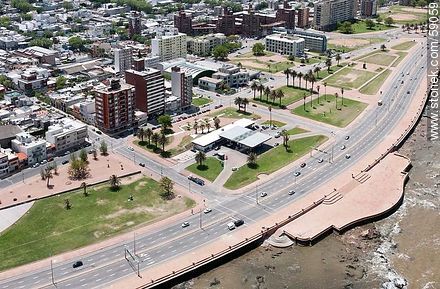 Vista aérea de la Rambla Argentina y la calle La Cumparsita. Estación Ancap. Calle Ejido - Departamento de Montevideo - URUGUAY. Foto No. 59059