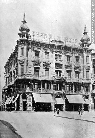 Grand Hotel de Lanata Hermanos en Sarandí y Juan Carlos Gómez, 1910 - Departamento de Montevideo - URUGUAY. Foto No. 59811
