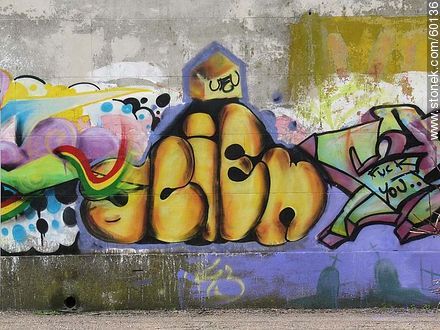 Grafiti en muro de Cementerio en el Buceo - Departamento de Montevideo - URUGUAY. Foto No. 60136