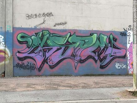 Grafiti en muro de Cementerio en el Buceo - Departamento de Montevideo - URUGUAY. Foto No. 60123