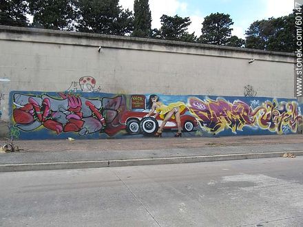 Grafiti en muro de Cementerio en el Buceo - Departamento de Montevideo - URUGUAY. Foto No. 60147