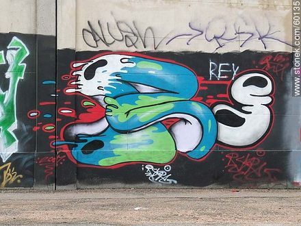 Grafiti en muro de Cementerio en el Buceo - Departamento de Montevideo - URUGUAY. Foto No. 60135