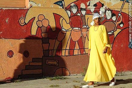 Mujeres vestidas de amarillo - Departamento de Montevideo - URUGUAY. Foto No. 60541