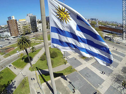 Bandera uruguaya desde lo alto en Tres Cruces - Departamento de Montevideo - URUGUAY. Foto No. 60650