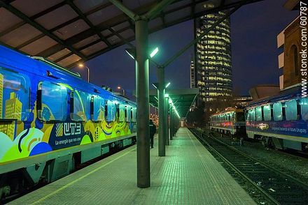 Estación Central en la noche con trenes suecos en los andenes en la noche - Departamento de Montevideo - URUGUAY. Foto No. 60787