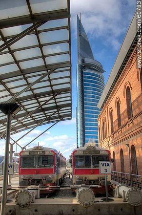 Andén de la Estación Central con trenes suecos y la torre de Antel de fondo - Departamento de Montevideo - URUGUAY. Foto No. 60783
