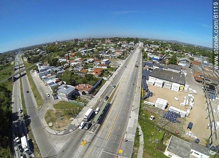 Vista aérea del cruce de la Avenida Eugenio Garzón con el Bulevar Batlle y Ordóñez - Departamento de Montevideo - URUGUAY. Foto No. 61119