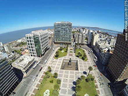 Vista aérea de un sector de Plaza Independencia. Torre Ejecutiva. Edificio Ciudadela - Departamento de Montevideo - URUGUAY. Foto No. 61275