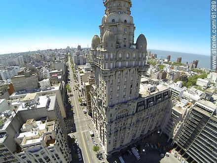 Foto aérea del Palacio Salvo y la avenida 18 de Julio - Departamento de Montevideo - URUGUAY. Foto No. 61289
