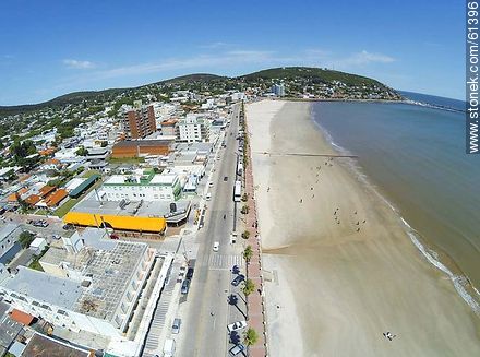 Foto aérea de la playa y Rambla de los Argentinos en primavera. Cerro San Antonio - Departamento de Maldonado - URUGUAY. Foto No. 61396