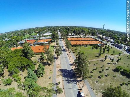 Foto aérea de la Avenida Arocena. Canchas de tenis del Carrasco Lawn - Departamento de Montevideo - URUGUAY. Foto No. 61834