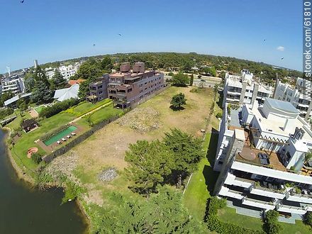 Vista aérea de residencias sobre la Avenida de las Américas y los lagos - Departamento de Canelones - URUGUAY. Foto No. 61810