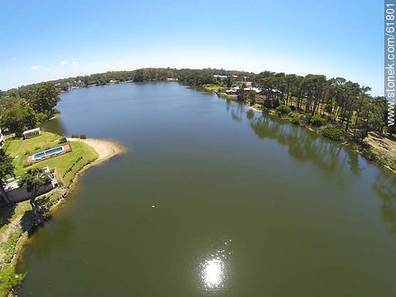 Vista aérea de un lago de Carrasco - Departamento de Canelones - URUGUAY. Foto No. 61801