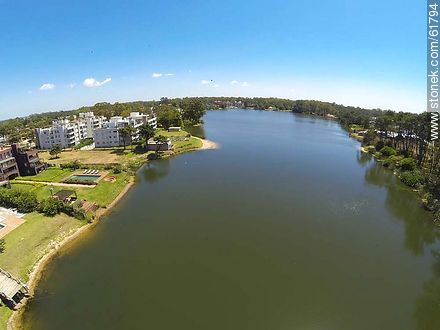 Vista aérea de un lago de Carrasco - Departamento de Canelones - URUGUAY. Foto No. 61794