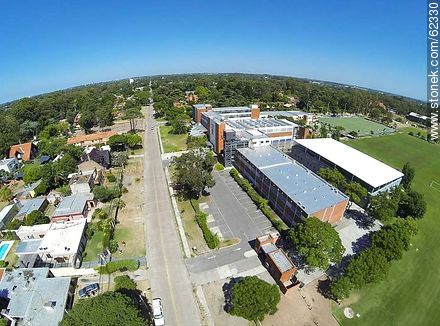 Vista aérea de la calle Máximo Tajes y el colegio Stella Maris - Departamento de Montevideo - URUGUAY. Foto No. 62330