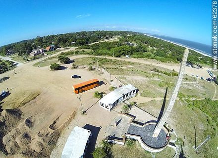 Vista aérea del obelisco y terminal de ómnibus en la playa - Departamento de Canelones - URUGUAY. Foto No. 62378