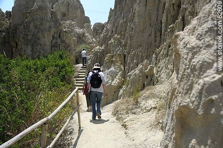 Tourists by footpath from the Valley of the Moon - Bolivia - Others in SOUTH AMERICA. Photo #62609