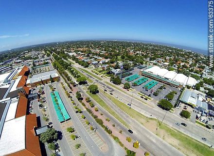 Foto aérea de Avenida Italia, Portones Shopping y Tienda Inglesa - Departamento de Montevideo - URUGUAY. Foto No. 63375
