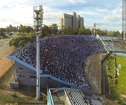 Estadio Centenario. 27 de abril de 2014. Campeonato Clausura. Tribuna Colombes, hinchada de Nacional -  - URUGUAY. Foto No. 63527