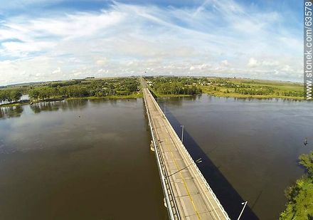 Foto aérea del puente en Ruta 5 sobre el Río Negro. Vista hacia Durazno - Departamento de Durazno - URUGUAY. Foto No. 63578