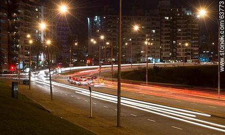 Estelas de luz de los automóviles en la Rambla Armenia y 26 de Marzo - Departamento de Montevideo - URUGUAY. Foto No. 63773