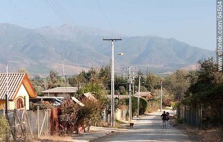 Calle tranquila de residencias y cerros - Chile - Otros AMÉRICA del SUR. Foto No. 64504