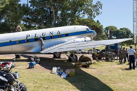 Restauración de un avión Boeing DC-3 de Pluna - Departamento de Montevideo - URUGUAY. Foto No. 64663