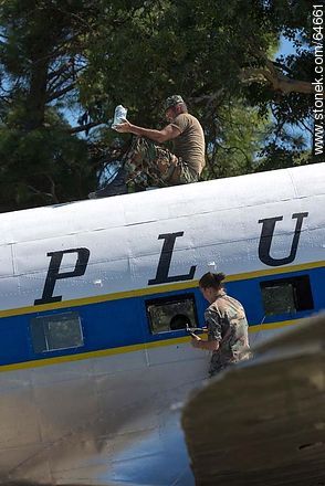 Refurbishing a Pluna Boeing DC-3 airplane - Department of Montevideo - URUGUAY. Photo #64661