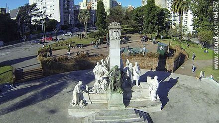 Monumento a José Pedro Varela en la plaza del mismo nombre - Departamento de Montevideo - URUGUAY. Foto No. 64757