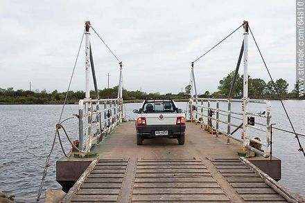 Cruce en balsa del arroyo Parao, afluente del Río Cebollatí - Departamento de Treinta y Tres - URUGUAY. Foto No. 64810