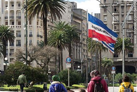 Banderas nacionales en la plaza Independencia - Departamento de Montevideo - URUGUAY. Foto No. 64866