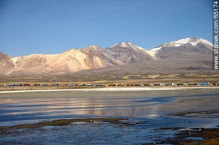 Lago Chungará. Nevados de Quimsachata. Fila de camiones aguardando turno en el puesto fronterizo - Chile - Otros AMÉRICA del SUR. Foto No. 65174