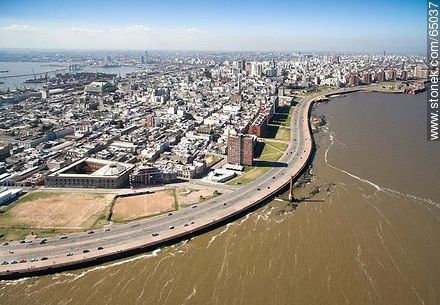 Foto aérea de un sector de la Ciudad Vieja. Ramblas Francia y Gran Bretaña - Departamento de Montevideo - URUGUAY. Foto No. 65037