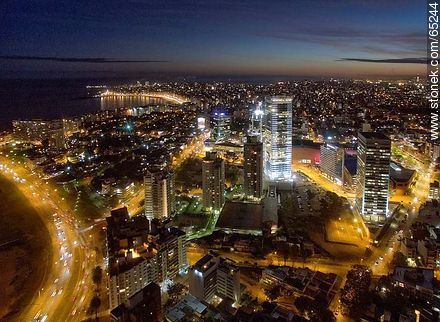 Foto aérea nocturna de la rambla Armenia y World Trade Center Montevideo - Departamento de Montevideo - URUGUAY. Foto No. 65244
