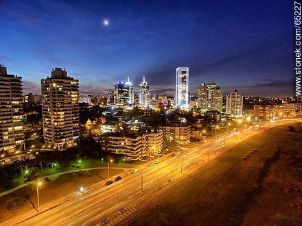 Foto aérea nocturna de la rambla Armenia, edificios y torres - Departamento de Montevideo - URUGUAY. Foto No. 65227