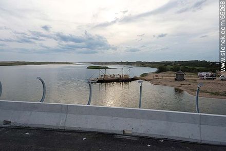 Etapa final de la construcción del puente sobre la laguna Garzón. Al fondo, la balsa de transporte de vehículos - Departamento de Rocha - URUGUAY. Foto No. 65268