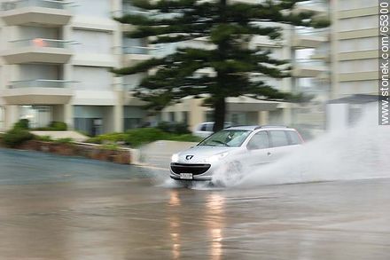 Automóvil circulando por la rambla inundada - Punta del Este y balnearios cercanos - URUGUAY. Foto No. 65300